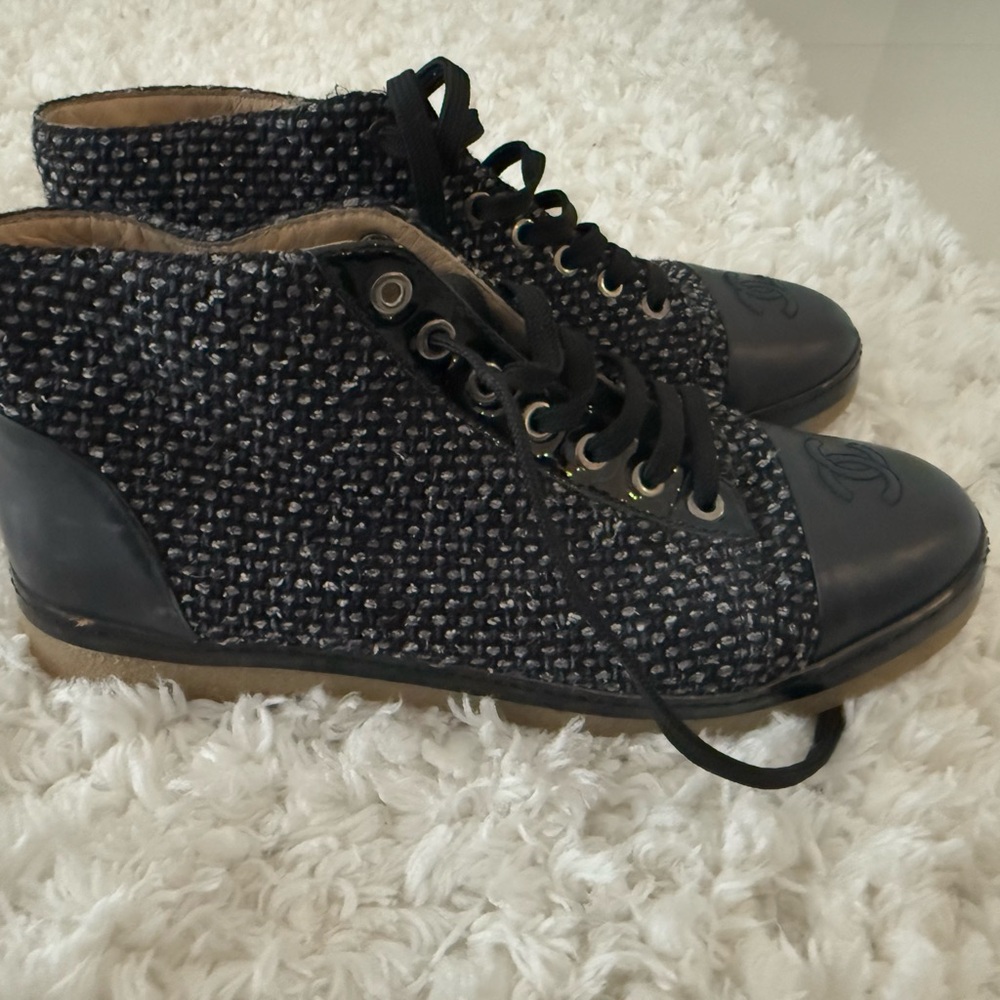 CHANEL Boots with Navy Leather and Tweed